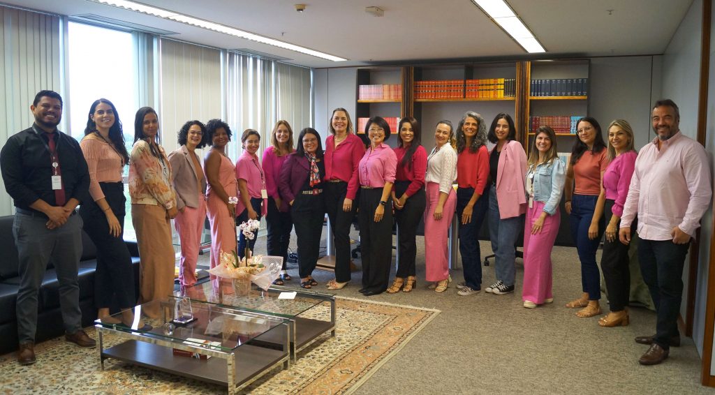 Ministra Kátia Arruda (centro) e equipe da Enamat