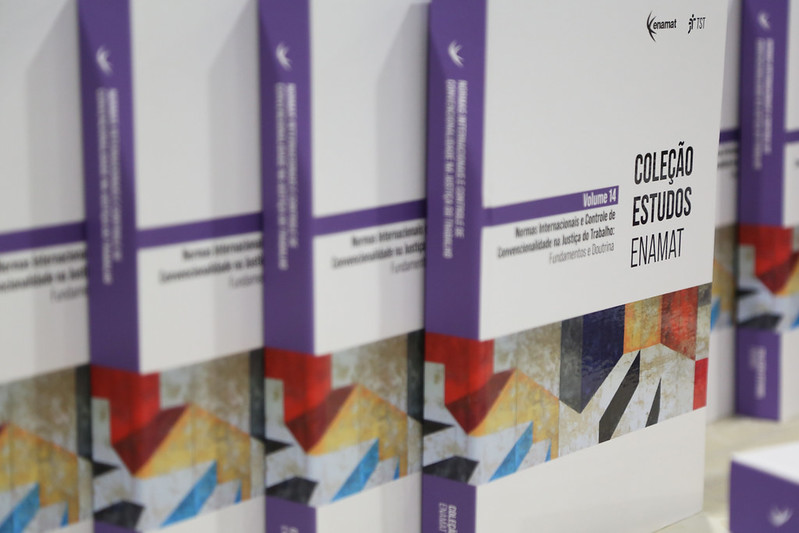 Foto em close de livros enfileirados do volume 14 da coleção de estudos.