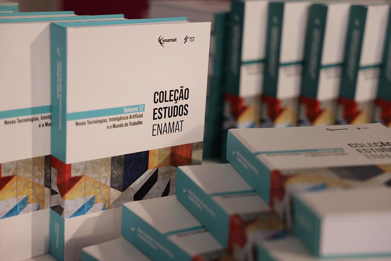 Foto de vários exemplares do volume 17 da Coleção de Estudos da Enamat.