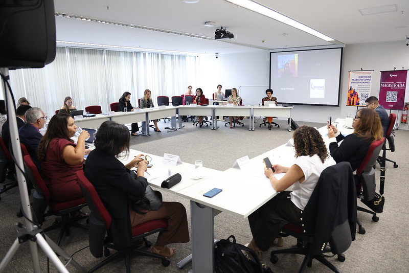 Foto da reunião dos comissões de raça e gênero