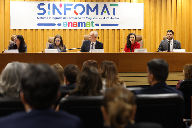 Foto da mesa composta pelo ministro Augusto Cesar e a equipe de gestão da escola.