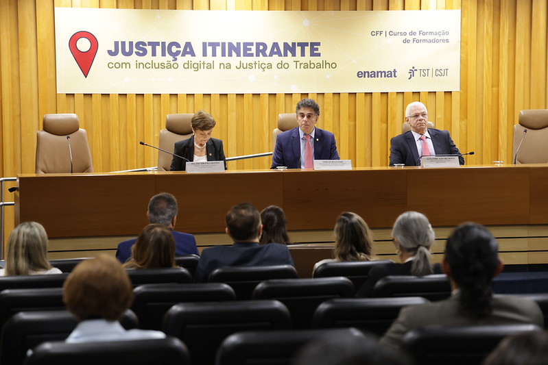 Foto da mesa de abertura do evento.