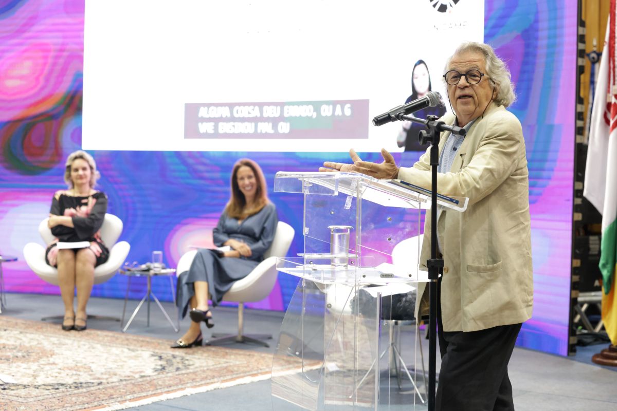 Professor Ricardo Antunes no plenário onde está sendo realizado o congresso internacional