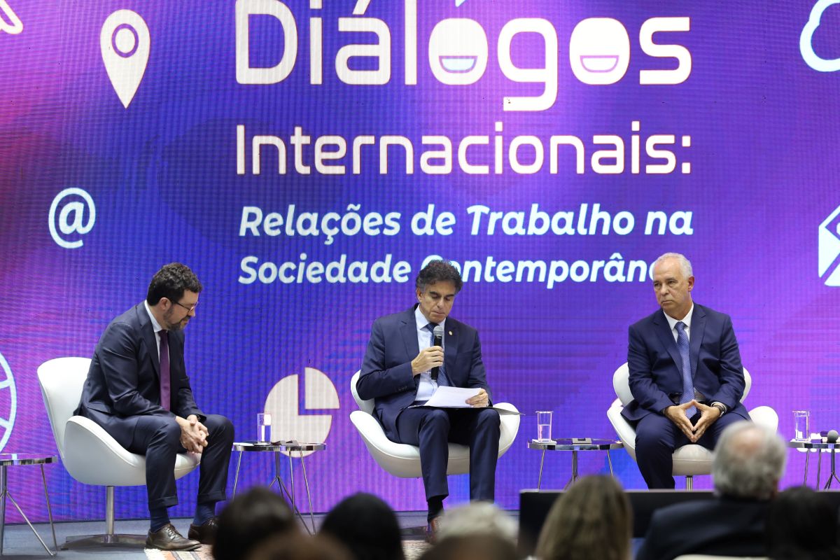 ministro do Trabalho e Emprego Social da Espanha, Joaquín Pérez Rey, ministro Vieira de Mello Filho e ministro Augusto César no encerramento do congresso