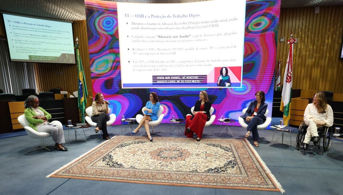 Mulheres participantes do painel “A Indivisibilidade dos Direitos e a Proteção do Trabalho da Mulher e suas Interseccionalidades”