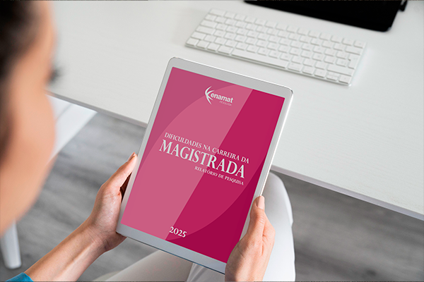 Perfil de mulher segurando um tablet com a capa do estudo na tela.