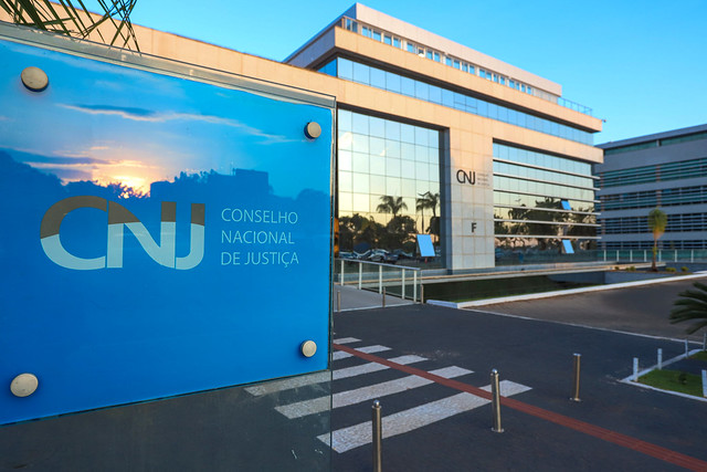 Foto em diagonal da fachada da sede do CNJ.