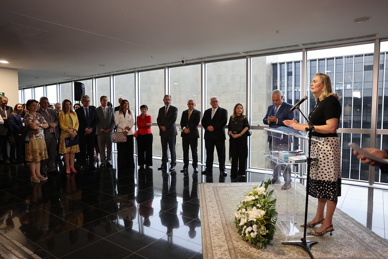 Ministra falando no púlpito par os presentes 