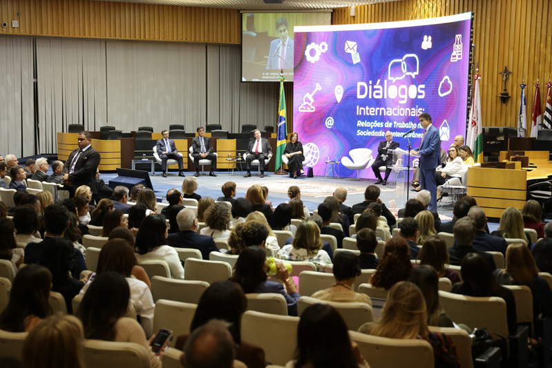 Diálogos Internacionais: abertura de evento traz alertas sobre precarização do trabalho