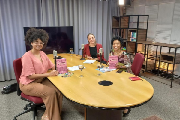 Vozes que pesquisam, vozes que inspiram: conheça os bastidores do podcast da Enamat “Elas Também Pesquisam”